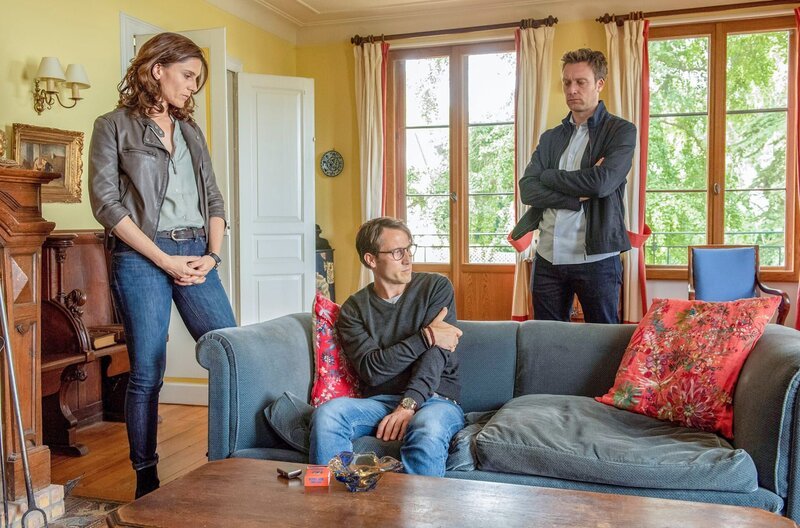 Judith Mohn (Christina Hecke, li.) und Freddy Breyer (Robin Sondermann, re.) befragen den trauernden Witwer André Collmann (David Rott, Mi.), der sich den Angriff auf sein Zuhause nicht erklären kann. – Bild: ZDF/​Network Movie/​Andrea Enderlein