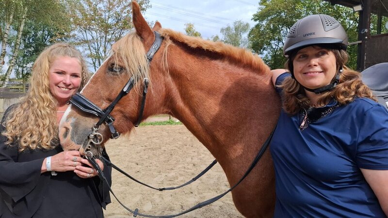 Jenny Wild, Pferd Ginger, Besitzerin Sarah (r.) – Bild: RTL /​ Docma TV