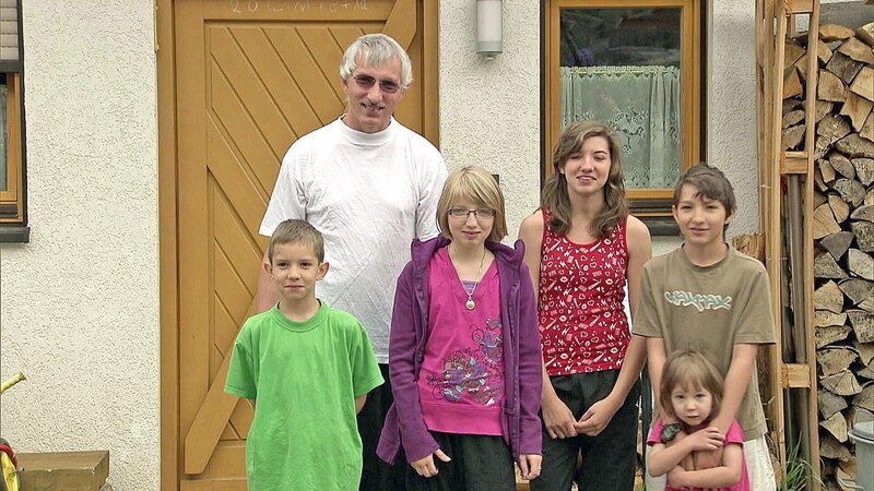 Der alleinerziehende Jürgen und seine Kinder brauchen dringend Hilfe – Bild: RTL II