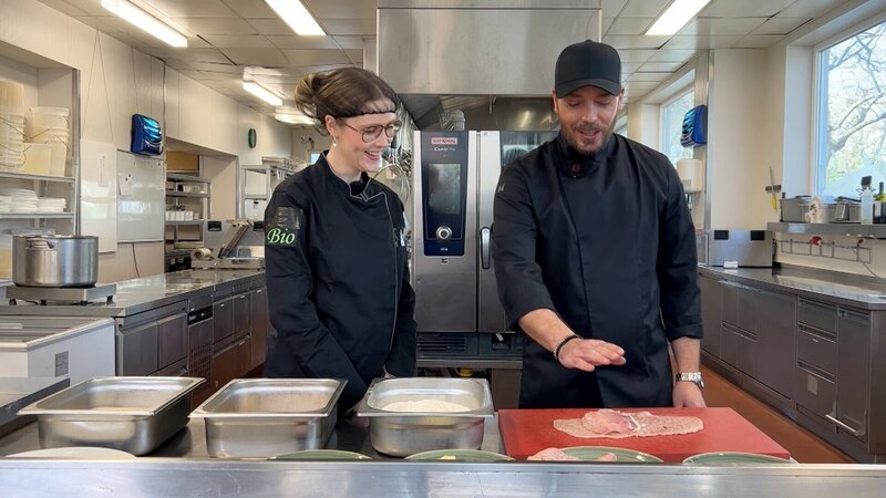 Koch Dominik und Lena bereiten ein Cordon Bleu zu. – Bild: ORF