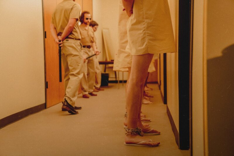Wärter und Gefangene des Stanford Prison Experiment. – Bild: Katrina Marcinowski /​ National Geographic