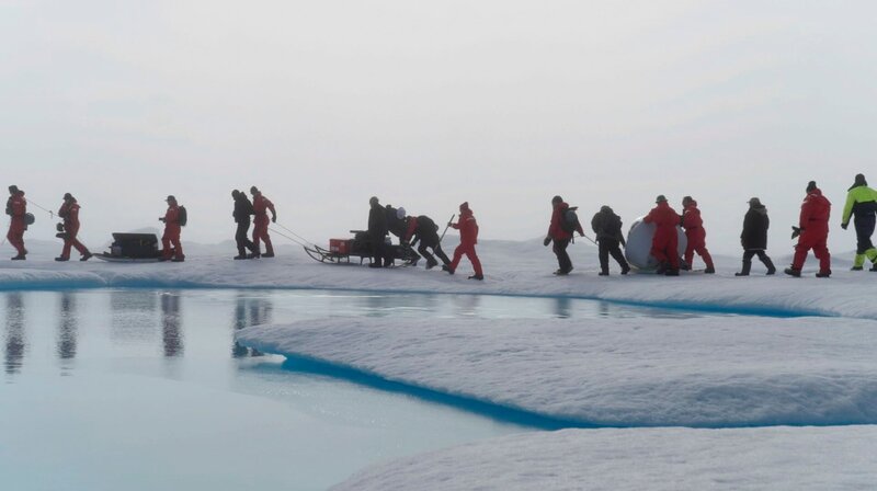 Das Wissenschaftlerteam auf dem Packeis der Arktis. – Bild: WDR/​Magasin Général