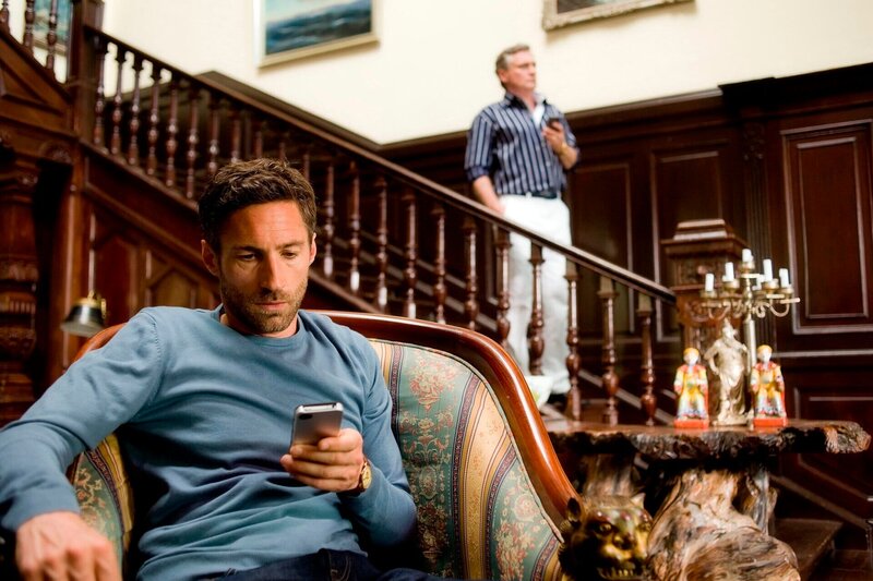 Journalist Jan Liebermann (Benjamin Sadler) im Hause des Immobilien-Hai Hajo Kaiser (Bernhard Schir). – Bild: NDR/​Gordon Muehle