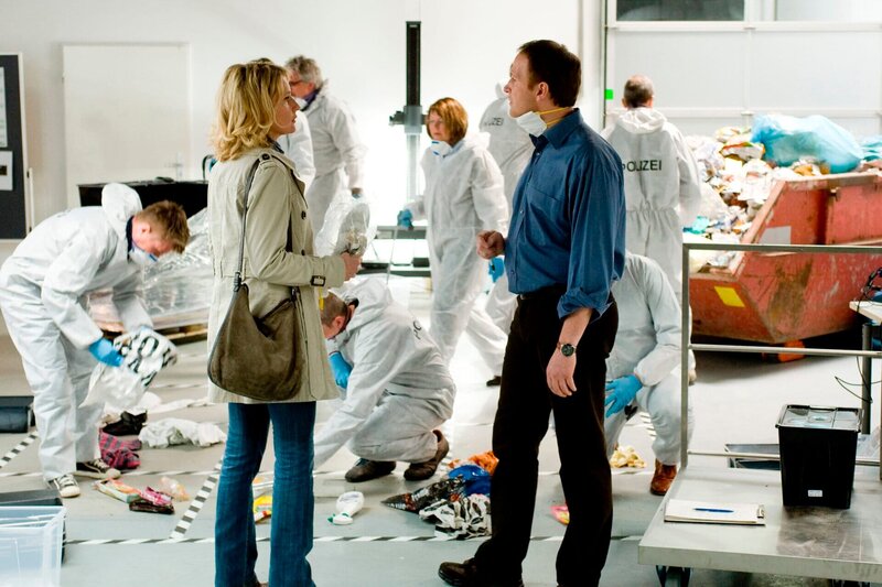 Kommissarin Lindholm (Maria Furtwängler) und ihr Kollege Michael Belz (Christoph Jacobi) besprechen die weitere Vorgehensweise. – Bild: NDR/​Gordon Muehle