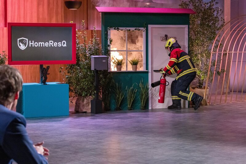 Leonard Mergel präsentiert mit HomeResQ eine Software für schnellere Hilfe der Feuerwehr. Er erhofft sich ein Investment von 150.000 Euro für 20 Prozent der Firmenanteile. – Bild: RTL /​ Bernd-Michael Maurer