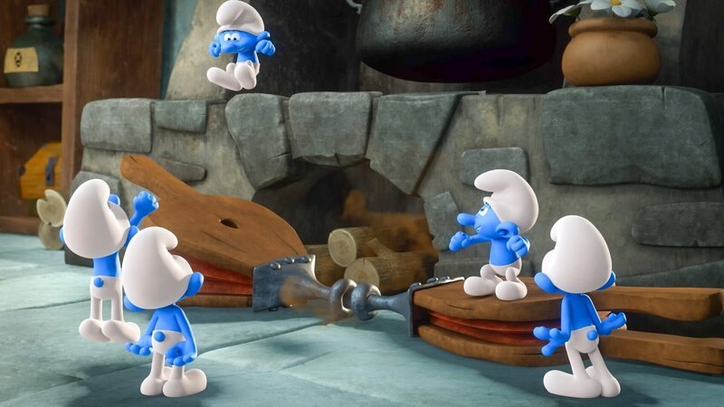 Die Schlümpfe – Vergiss-dein-nicht – Gargamel verliert sein Gedächtnis und wird zu einem friedlichen, alten Kauz, als Schlaubi ihm den Blütenstaub der Vergiss-dein-nicht-Blume ins Gesicht wedelt. Schlaubi hat ein schlechtes Gewissen und hilft Gargamel, sein Haus zu finden und auf Vordermann zu bringen. Als Jokey eine Horde Schlümpfe zu Gargamels Behausung lotst, um dort eine Party zu feiern, droht alles außer Kontrolle zu geraten. – Bild: ORF/​IMPS