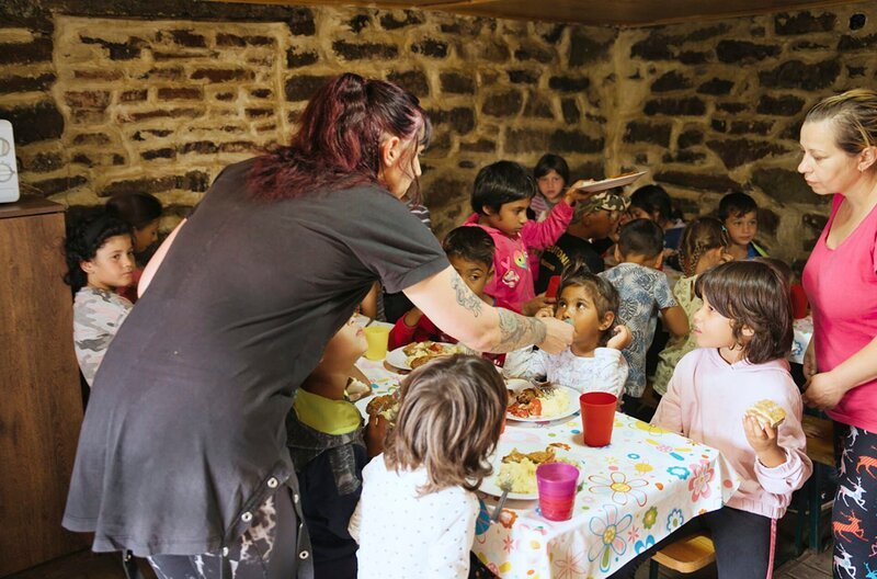 Jenny mit Marussa und ihrer Schwester Kassandra – die beiden hatte sie in Obhut nehmen lassen – sowie deren Pflegemutter – Bild: MDR/​Uenal Ali Guenofan