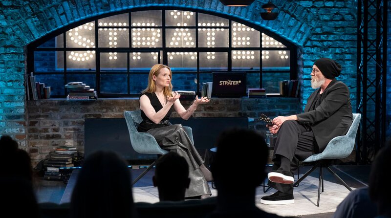 Zu Gast bei Torsten Sträter: Karoline Herfurth. – Bild: WDR/​Melanie Grande