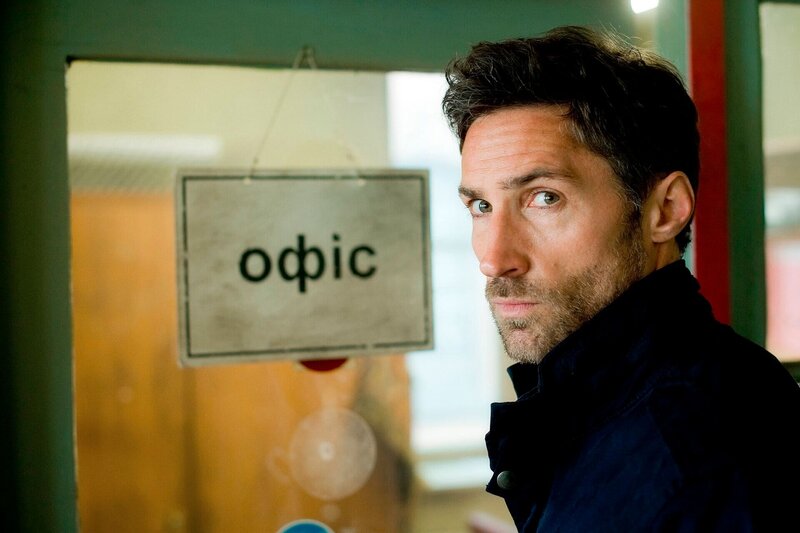 Der Fall führt auch den Journalisten Jan Liebermann (Benjamin Sadler) nach Weissrussland. – Bild: NDR/​Gordon Muehle