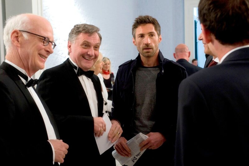 ARD/​NDR TATORT: DAS GOLDENE BAND, am Sonntag um 20:15 Uhr im ERSTEN. Nach der Opernaufführung trifft Jan Liebermann (Benjamin Sadler) auf Klaus Rühmkopf (Peter Meinhardt), Hajo Kaiser (Bernhard Schir) und auf Banker Rüdiger Conelli (Christian Aumer). – Bild: NDR/​Gordon Muehle
