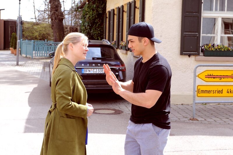 Vera (Sybille Waury) will Leon (Joel Akgün) wegen Lien zur Rede stellen. – Bild: Marco Orlando Pichler /​ BR