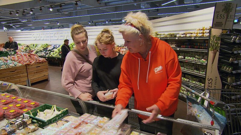 Sarafina (li.), Loredana (Mi.) und Silvia beim Großeinkauf für die Taufe – Bild: RTLZWEI