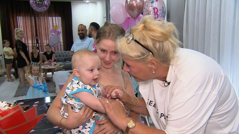 Loredana, Silvia und der kleine Aurelio – Bild: RTLZWEI