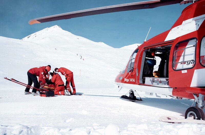 Bis zu 17.000 Notrufe erreichen die Schweizerische Rettungsflugwacht Rega pro Jahr landesweit. Hier im Oberengadin sind es etwa 600 Einsätze. – Bild: MedienKontor/​Frank Mirbach