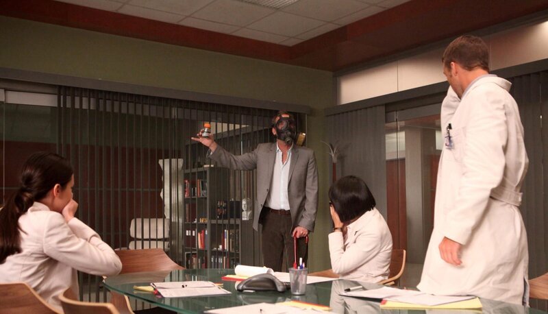 HOUSE -- „Nobody’s Fault“ Episode 811 -- Pictured: (l-r) Odette Annable as Dr. Jessica Adams, Hugh Laurie as Dr. Greg House, Charlyne Yi as Dr. Chi Park, Jesse Spencer as Dr. Robert Chase -- Photo by: Adam Taylor/​NBC, Dr House 8, House M.D – Bild: CBS