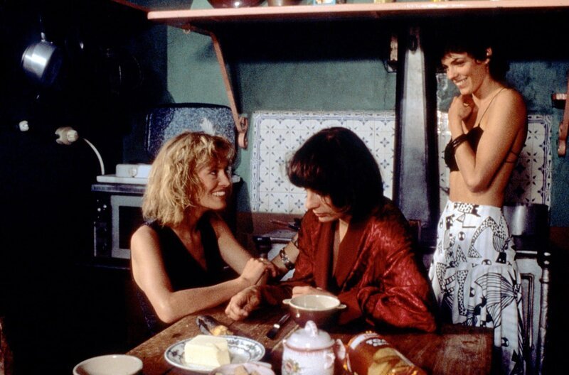 Elisabeth (Élizabeth Bourgine, re.) erscheint als Urlauberin im Küstenort und hat keine familiäre Verbindung zu den beiden Schwestern Jeanne (Gabrielle Lazure, li.) und Isabelle (Marie Trintignant, Mi.). – Bild: 1987 Studiocanal/Ellepi Films S.R.L /France 3 Cinéma Elisabeth (Élizabeth Bourgine, re.) erscheint als Urlauberin im Küstenort und hat keine familiäre Verbindung zu den beiden Schwestern Jeanne (Gabrielle Lazure, li.) und Isabelle (Marie Trintignant, Mi.). – Bild: 1987 Studiocanal/Ellepi Films S.R.L /France 3 Cinéma