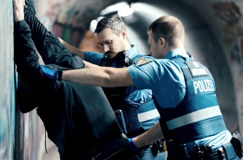 Das Polizei-Team stellt den Täter: Sebastian Obermeier (l.) und Dominik Muders. – Bild: SWR/​Jürgen Weißenfels