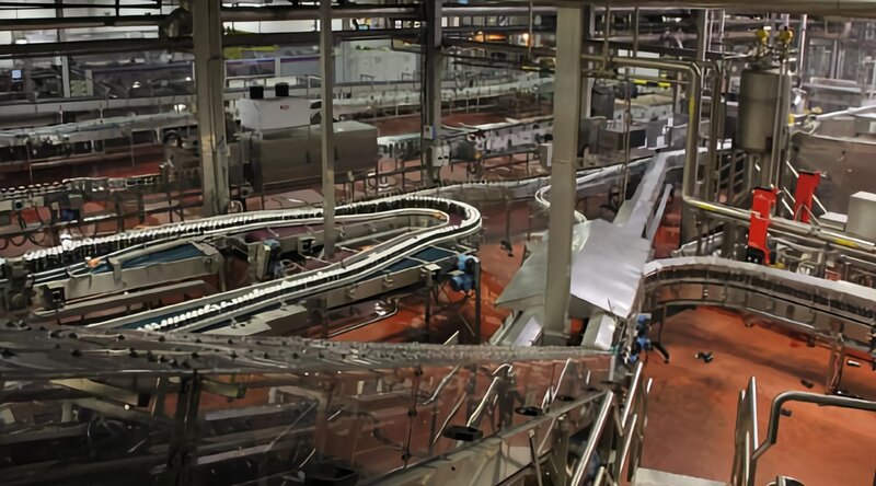 In dieser Episode entführt „Mega-Fabriken“ die Zuschauer in die größte Starkbier-Brauerei der Welt _ Guinness. Inmitten der quirligen irischen Hauptstadt Dublin steht stolz die traditionsreiche St. James’s Gate Brewery. 1759 von Sir Arthur Guinness gegründet, ist die Brauerei bis heute ein wichtiger Arbeitgeber, denn das süffige Stout erfreut sich weit über die Landesgrenzen Irlands hinaus großer Beliebtheit. In über 150 Ländern wird Guinness heute getrunken, gebraut wird es inzwischen in 34 Nationen. „Mega-Fabriken“ wirft einen Blick hinter die Kulissen der Brauerei der Superlative! – Bild: S1