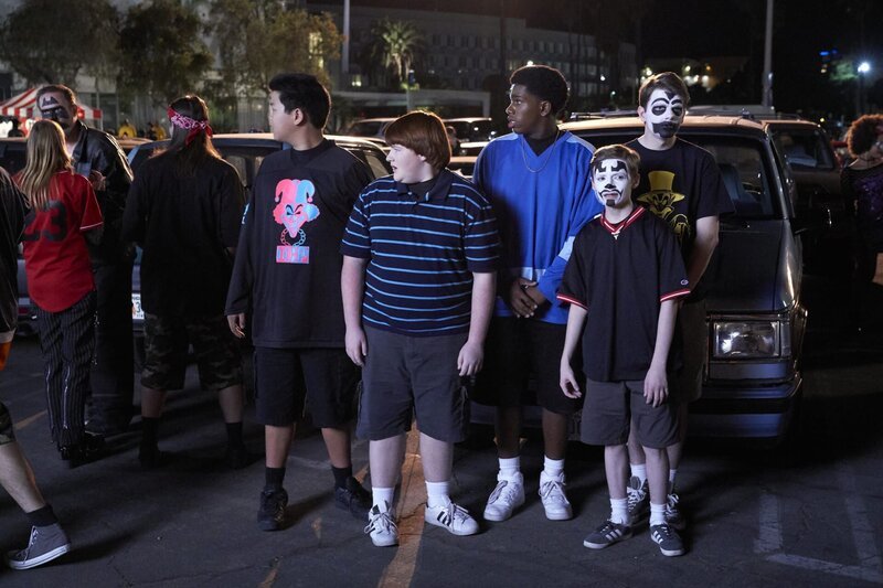 (v.l.n.r.) Eddie Huang (Hudson Yang); Trent (Trevor Larcom); Walter (Prophet Bolden); Barefoot Dave (Evan Hannemann); Brian (Dash Williams) – Bild: Puls 4