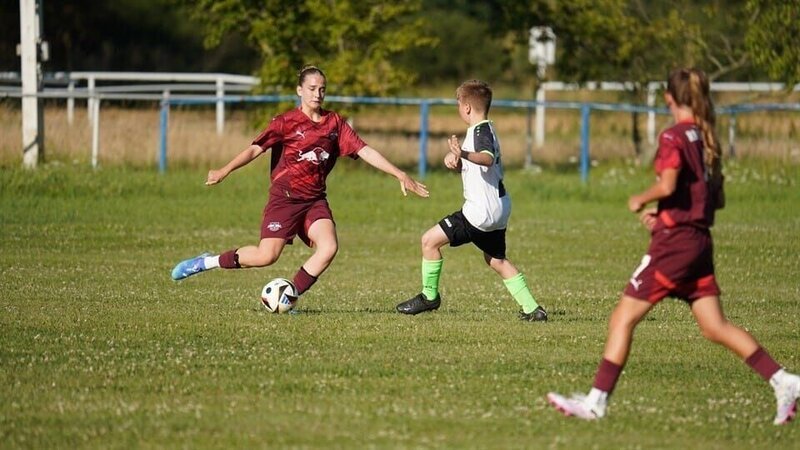 Kämpferherz – Luise will Fußballprofi werden 3 – Bild: SWR/​Mario Baer