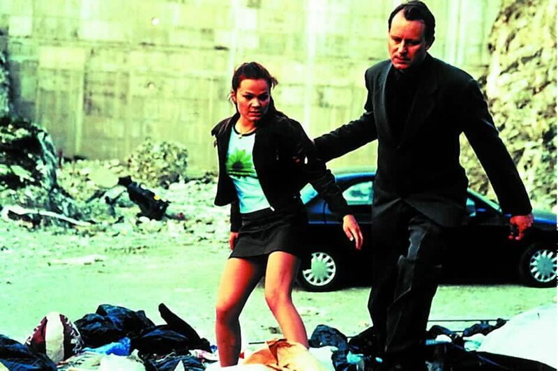 5. Engström (Stellan Skarsgard) weiß genau, dass ihm die Freundin der Toten (Marianne O. Ulrichsen) etwas verheimlicht. – Bild: arte 5. Engström (Stellan Skarsgard) weiß genau, dass ihm die Freundin der Toten (Marianne O. Ulrichsen) etwas verheimlicht. – Bild: arte