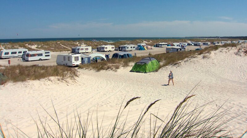 NDR Fernsehen DIE NORDSTORY SPEZIAL – KARIBIK VOR DER HAUSTÜR, „Die schönsten Ostseebäder in MV“, am Sonntag (25.10.20) um 20:15 Uhr. Der Campingplatz direkt in den Dünen ist die Hauptattraktion des Ostseebades Prerow, auf der Halbinsel Fischland-Darß-Zingst. Der lange und breite, feinsandige Strand ist  einmalig an der Ostseeküste und ist nach wie vor eine Oase der Freikörperkultur. – Bild: NDR