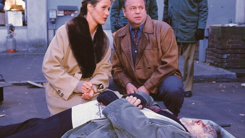 Staatsanwältin Charlotte Glaser (Britta Schmeling) und Kommissar Stefan Kehler (Wolfgang Bathke) besichtigen den Tatort, um den Mord an dem Stadtstreicher Satkovic (Savin Sutter) aufzuklären. – Bild: MG RTL D