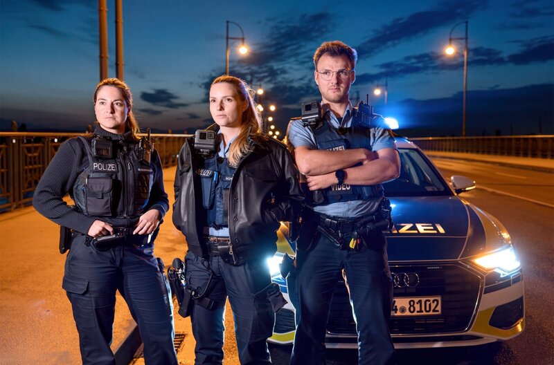 Das Polizei-Team Lara Buggenhagen, Sarah Schräder und Jonas Horder auf der Theodor-Heuss-Brücke. – Bild: SWR/​Jürgen Weißenfels