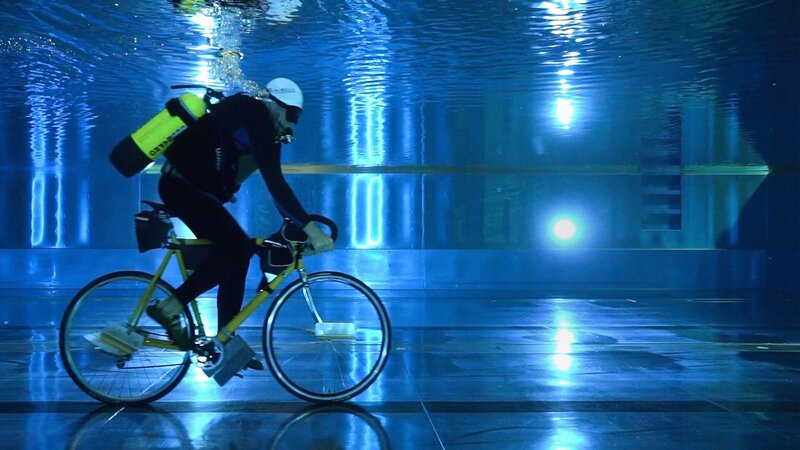 Key Visual/​Cover Sendereihenbild ohne Typo zu „Heimat der Rekorde“. Bayern steckt nicht nur voller Überraschungen, sondern auch voller Rekorde – die im Mittelpunkt der Unterhaltungssendung „Heimat der Rekorde“ stehen. Dabei entdeckt Claudia Pupeter überraschende bayerische Superlative, trifft die Rekordhalter und stellt ihre skurrilen und unglaublichen Geschichten vor. Im Bild: Weltrekordhalter im Unterwasser-Radeln, Jens Stötzner. – Bild: BR /​ south & browse GmbH