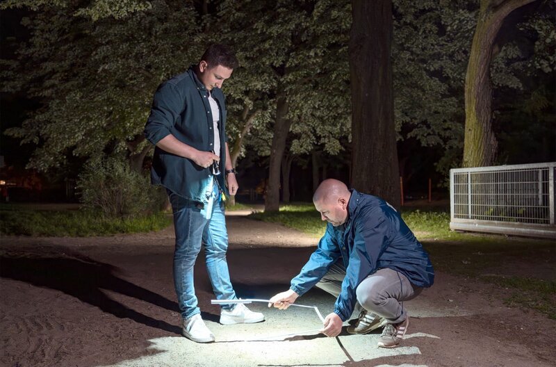 Der Kriminaldauerdienst sichert einen Tatort: Dominic Gillot (r.) und Kevin Gugenheimer. – Bild: SWR/​Jürgen Weißenfels