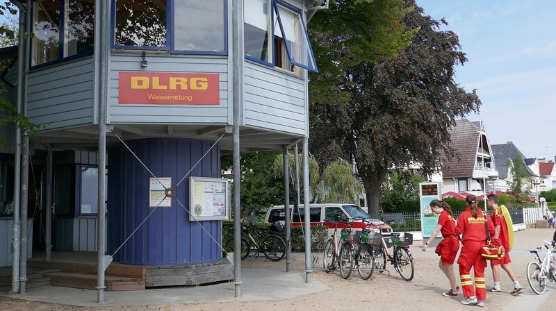Die Hauptwache am Travemünder Kurstrand ist die zentrale Anlaufstelle für Strandgäste mit kleinen oder größeren Wehwehchen. – Bild: NDR Die Hauptwache am Travemünder Kurstrand ist die zentrale Anlaufstelle für Strandgäste mit kleinen oder größeren Wehwehchen. – Bild: NDR