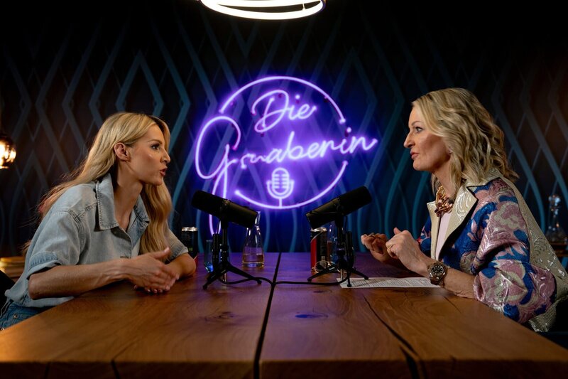 v.li.: Melissa Naschenweng und Monika Gruber während ServusTVs „Die Gruaberin – Vodcast“ in Salzburg, Österreich am 08. Mai, 2025. – Bild: ServusTV /​ Manuel Seeger