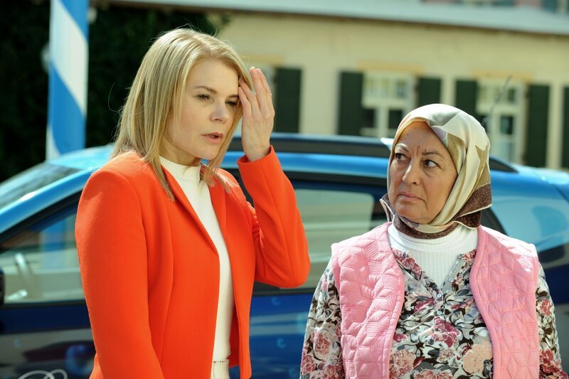 Uschi (Silke Popp, links) will im Gespräch mit Sevim (Özay Aslanhan, rechts) klarmachen, dass Leon in ihrer Familie keinen Platz hat. – Bild: Marco Orlando Pichler /​ BR