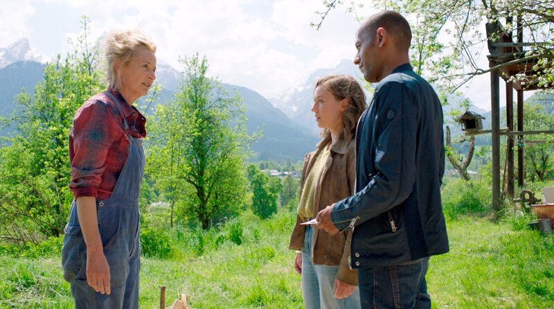 Jerry Paulsen (Peter Marton, r.) und Sophia Strasser (Katharina Leonore Goebel, 2.v.r..) geben Gitte Schiller (Franziska Schlattner, l.) preis, dass ihr Mann eine neue Frau geheiratet hat. – Bild: ARD/​Lucky Bird Pictures/​Kilian Pfeiffer