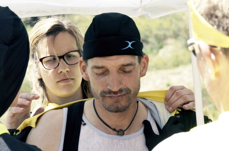 Stefan schläft während des Rennens nur 45 Minuten und der Schlafentzug hat krasse Auswirkungen: Stefan leidet unter Halluzinationen. – Bild: BR/​ARTE