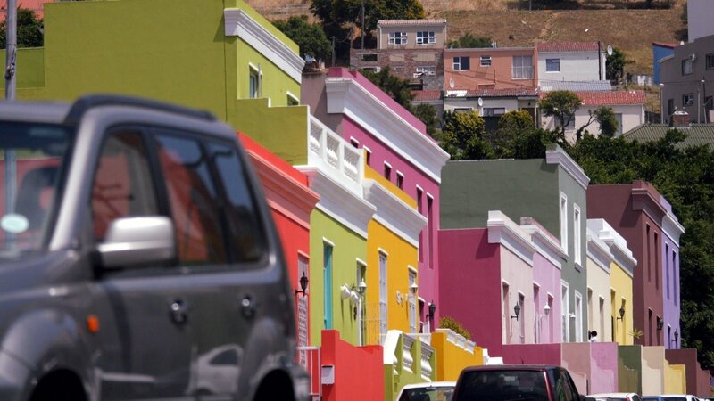Das farbenfrohe Bo-Kaap (oder auch Malaienviertel genannt) gehört zum Pflichtprogramm jedes Kapstadt-Besuchers. – Bild: ZDF/​Jean-Marc Dauphin