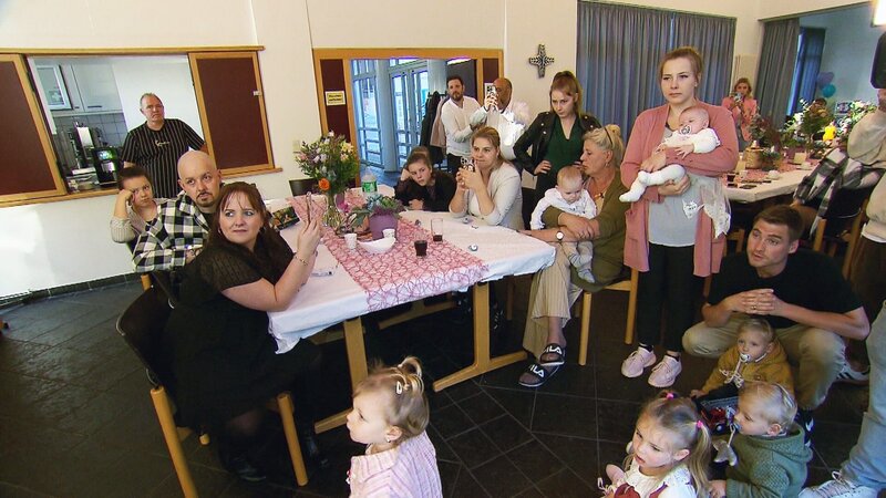 Drei Tauffamilien, vier Taufkinder und viele Gäste sind da, um zu feiern. – Bild: RTLZWEI