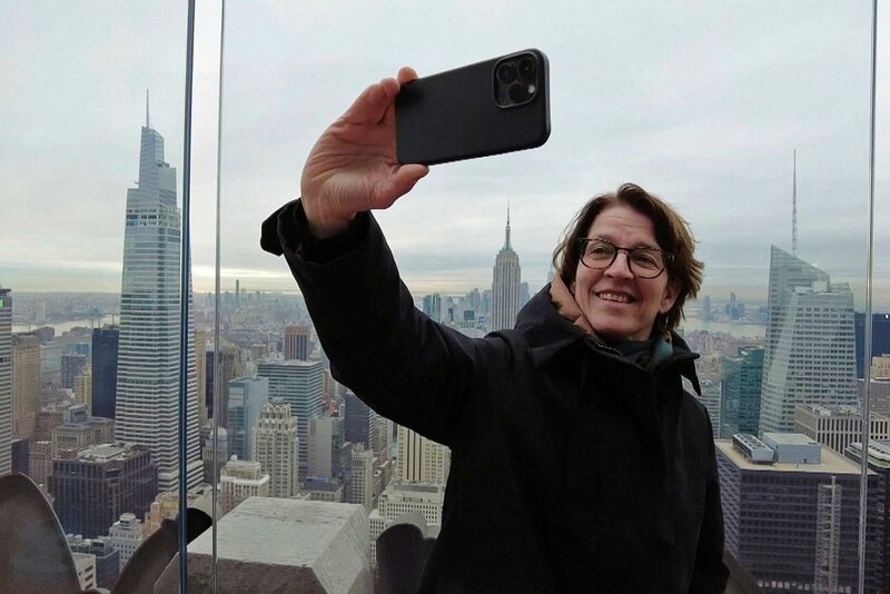 Tatjana Haenni auf dem Rockefeller Center New York – Bild: ZDF und SRF. Tatjana Haenni auf dem Rockefeller Center New York – Bild: ZDF und SRF.