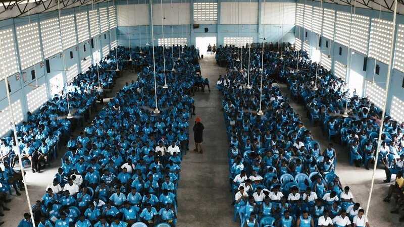 Die nigerianische Anwältin Ayo Ayoola-Amale spricht vor Schulkindern in Ghana über die sechs Prinzipien der Gewaltfreiheit nach Dr. Martin Luther King. – Bild: weltrecorder /​ weltrecorder