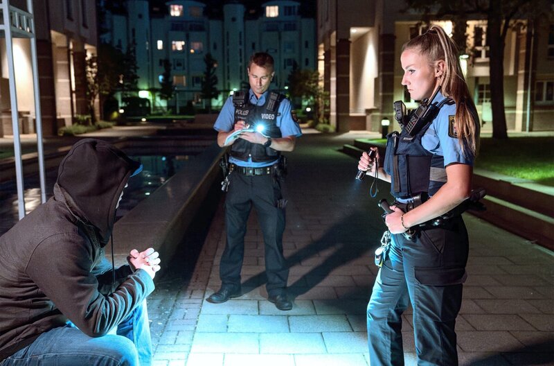 Das Polizei-Team setzt einen Täter fest: Gerwin Schwiersch und  Lena Bottlender. – Bild: SWR/​Jürgen Weißenfels