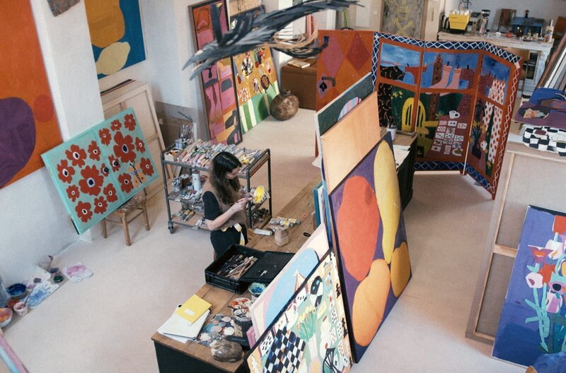 Johanna Dumet in ihrem Atelier: Sie ist in einem südfranzösischen Dorf aufgewachsen und in der Berliner Kunstszene zum gehypten Star geworden. – Bild: weltrecorder /​ weltrecorder