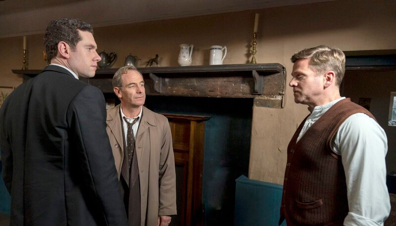 (v.l.n.r.) Will Davenport (Tom Brittney), Geordie Keating (Robson Green), Frank Martin (Adam Astill) – Bild: WDR/​Kudos/​ITV/​Masterpiece