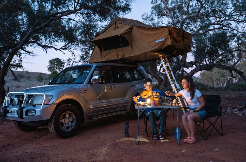 Outback-Romantik: Ein einfaches Essen, ein klarer Himmel und der Moment, der absoluten Stille – Kim und Eike erleben Australien auf ihrem Roadtrip in seiner ursprünglichsten Form. – Bild: NDR/​Kim Kristin Mauch