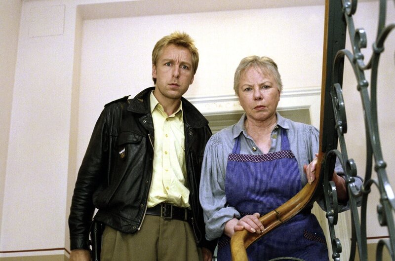 Michi Mohr (Max Müller) hat Glück, denn einer guten Nachbarin wie Frau Krämer (Balbina Brauel) entgeht nichts, was im Haus passiert. – Bild: ORF/​ZDF/​Christian A. Rieger