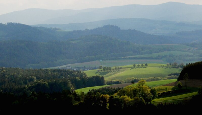 Blick über die Landschaft. – Bild: ORF/​ORF-N
