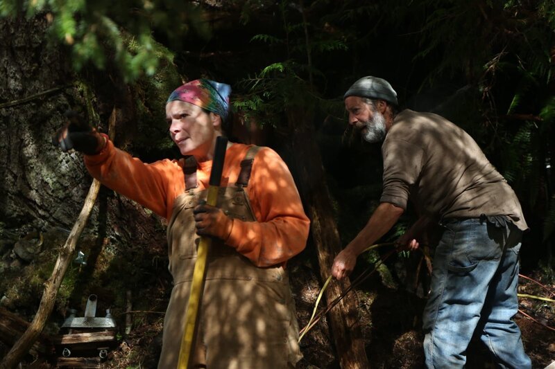 Veronica Arrants erhält von ihrem Nachbarn Dave Palmer Hilfe bei der Beseitigung gefährlicher Bäume auf ihrem Grundstück. (National Geographic/​Wayne Moss) – Bild: National Geographic /​ Wayne Moss