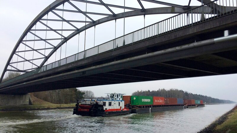 Unter den Brücken muss der Schub-Verband 2413 seinen Steuerstand herunterfahren: Die Durchfahrtshöhe beträgt 5,25 Meter. – Bild: NDR/​Eva Münstermann