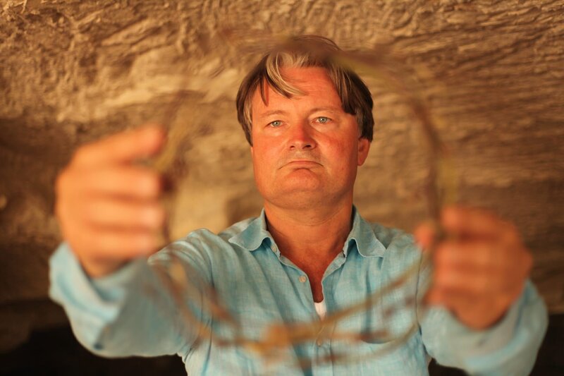 Jerusalem, Israel – Shimon Ginson (Hauptbeitragszahler) mit einer Nachbildung der Dornenkrone. – Bild: NGC /​ WAGtv