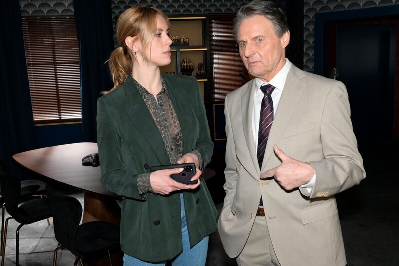Gerner (Wolfgang Bahro) legt einen weiteren Köder für Zoe (Lara Dandelion Seibert) aus. – Bild: RTL /​ Rolf Baumgartner /​ Under Pressure
