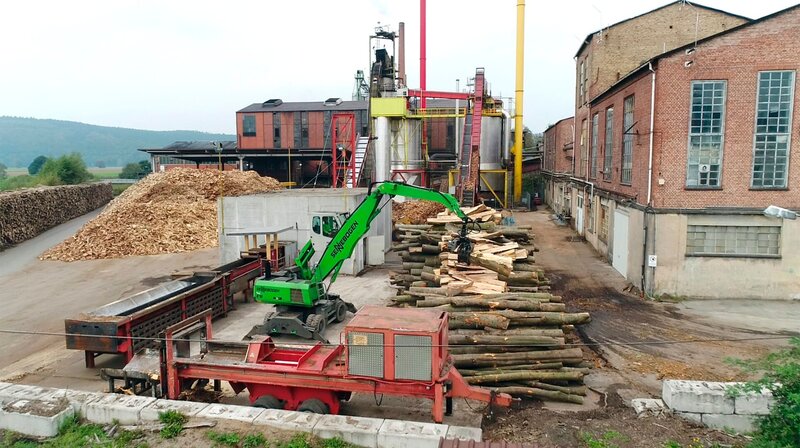 Das Buchenholz wird zerkleinert. – Bild: NDR/​AZ MEDIA TV GmbH